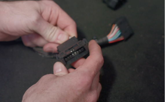 Attaching the mounting bracket to the connector
Attaching the mounting bracket to the connector